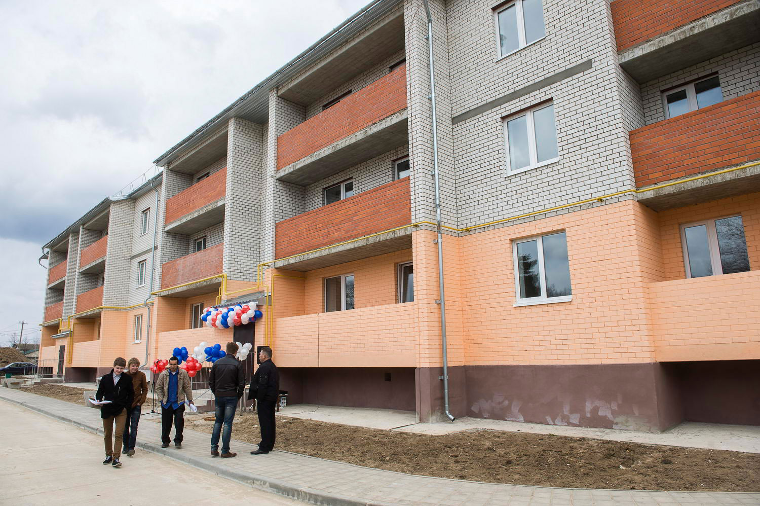 В Кирове 42 выпускника детских домов получили квартиры в новом доме