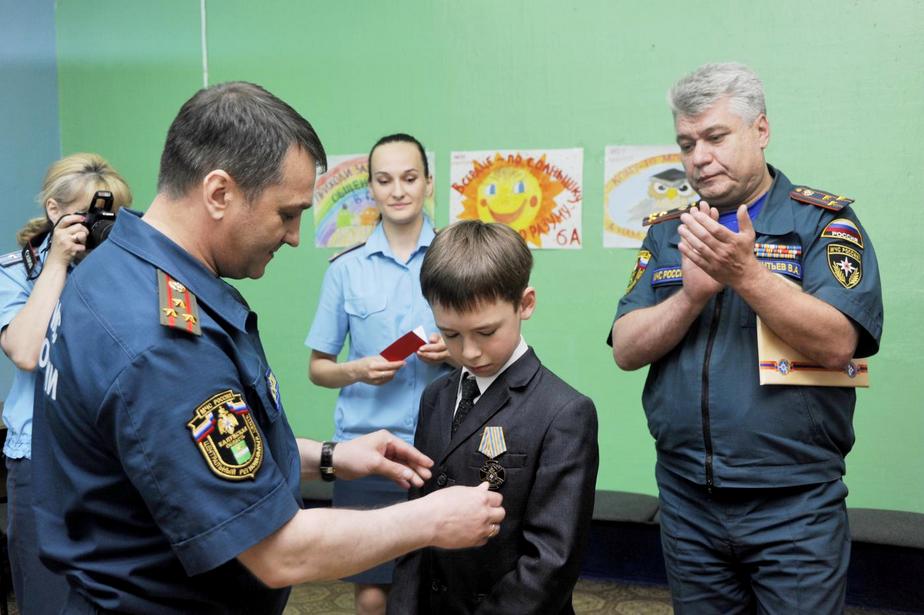 В Калуге медалью За спасение попавших в беду наградили пятиклассника из гимназии №19.