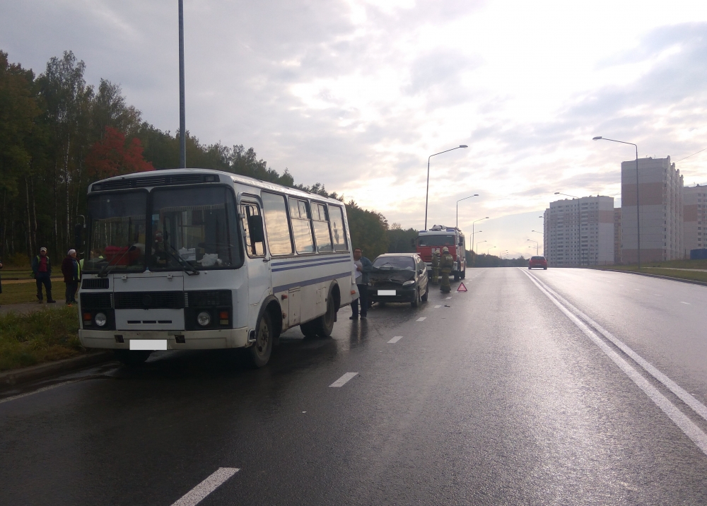 На Правом берегу автоледи протаранила автобус