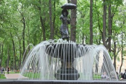 Девушка с зонтиком в парке, Калуга
