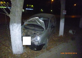 В Калуге пьяная автоледи на «Матизе» врезалась  в дерево
