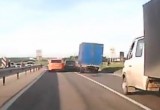 Видео: в Калуге неадекватный лихач, протиснувшись между автомобилями, чудом не сбил пешеходов