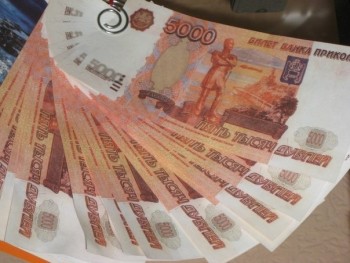 Приезжий мошенник подменил деньги на билеты «Банка приколов»