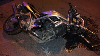 Водитель на автомобиле ВАЗ сбил мотоциклиста и скрылся