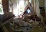 При взрыве в доме рухнула стена и выбило стекла. Шокирующие фото с места ЧП