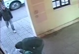 Камеры сняли на видео, как парень заступился за избитую девушку 