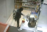 Вооруженный грабитель напал на девушку-продавца. Видео