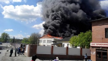 В Калужской области загорелась мебельная фабрика