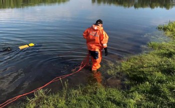 Спасатели очистили калужскую реку от неизвестного вещества