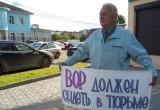 В Малоярославце люди вышли с плакатами против преступных действий мэра