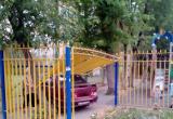 В центре Калуги автомобиль протаранил ограждение детской площадки