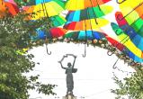 Аллею на улице Кирова украшают парящими разноцветными зонтами