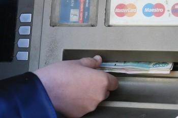 Мужчина осужден за кражу денег, забытых в банкомате