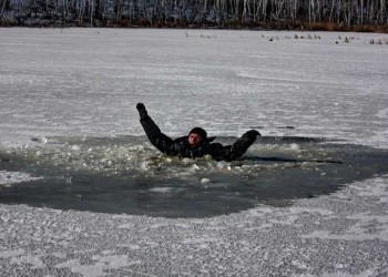 Что делать, если вы провалились под лёд?