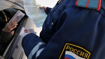 Водитель пытался дать инспектору ДПС взятку 500 рублей