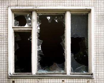 Калужанин кирпичом разбил окно чужой квартиры и залез отдохнуть