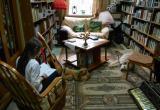 В Обнинске собака-терапевт учит детей читать