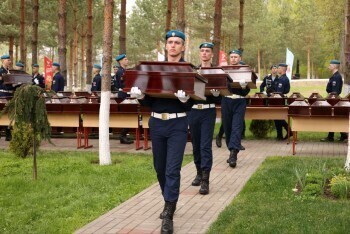 В Калужской области перезахоронили останки 139 бойцов ВОВ и установили памятник на мемориале
