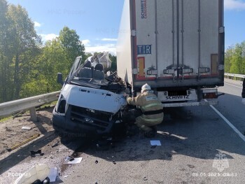 Микроавтобус и грузовик разбились на трассе в Калужской области
