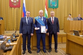 Владислав Шапша и Геннадий Новосельцев вручили Николаю Сафонову регалии звания «Почетный гражданин Калужской области»