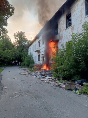 В Калуге подожгли расселенный дом