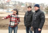 Уличные тренажеры в сквере Волкова градоначальник Калуги опробовал вместе с детьми