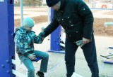 Уличные тренажеры в сквере Волкова градоначальник Калуги опробовал вместе с детьми
