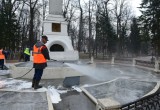 Городские службы очистили и отмыли парк Циолковского. Фотоотчет