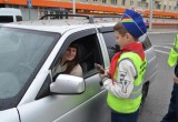 Юные участники акции «Внимание-дети!» раздавали водителям плюшевых медведей 