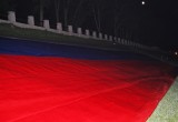 Ночью склон калужского парка закрыли огромным флагом РФ