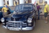 На Театральной площади прошла импровизированная выставка ретро-автомобилей