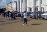 На Театральной площади прошла импровизированная выставка ретро-автомобилей
