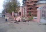 В центре Калуги разбился внедорожник, протаранив забор церкви. Фото