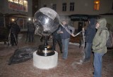 В Калуге поставили черный глобус с двумя Россиями. Фотографии