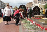 На площади Победы возложили цветы