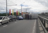 На Гагаринском мосту перевернулся автобус (видео)