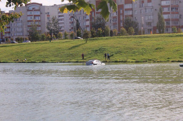 В Обнинске спасли семью из тонущей машины.