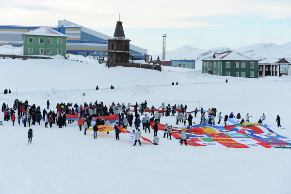 Константин Баранов развернул флаг Калужской области на Северном полюсе