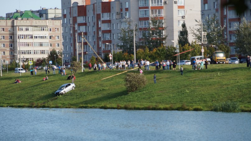 В Обнинске опель вылетел в пруд.