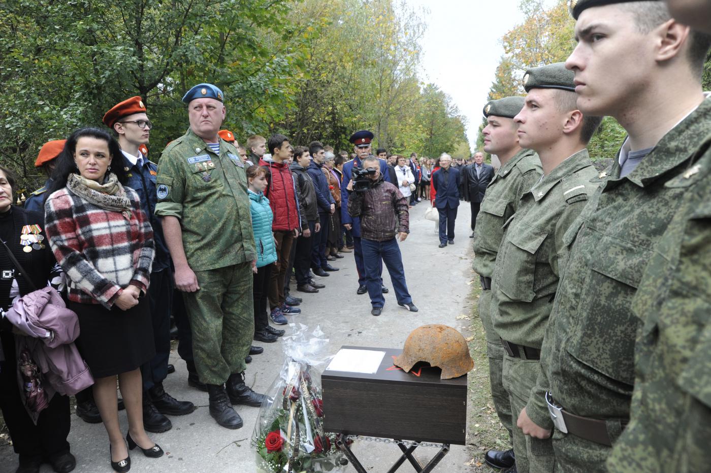 Захоронение останков неизвестного солдата в братской могиле Калуга.