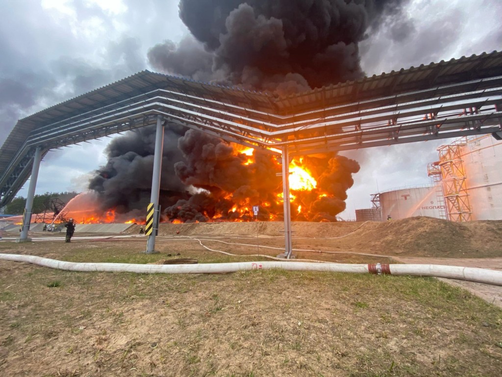 Взрыв нефтебазы в орле сегодня. Нефтебаза Брянск. Брянск горит Нефтебаза. Пожар на нефтебазе в Брянске. Взрыв нефтебазы в Брянске.