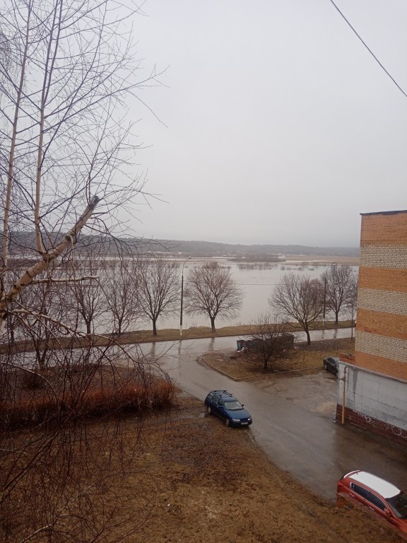 Уровень воды в угре товарково сегодня. Река Угра Товарково. Подвесной мост в Товарково. Товарково мост через Угру. Затопило мост Товарково-Калуга.