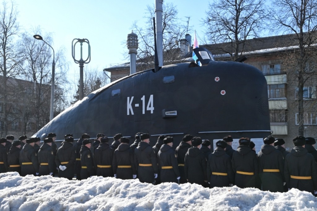 День подводника в детском саду. Подводники Обнинск. Памятник морякам подводникам в Твери. Подводный флот России. Подводная лодка в городе.