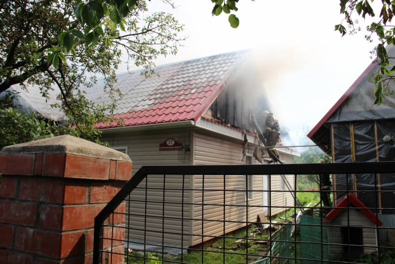 В Калуге пожарные спасли людей и дом от взрыва.