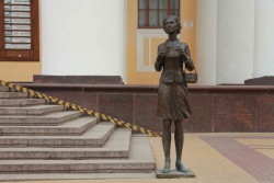 Памятник театральному зрителю, Калуга Памятник театральному зрителю, Калуга