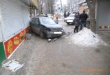 В Калуге «Opel» врезался в «Волгу» и сбил девушку на тротуаре