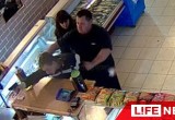 Видео: в Калуге охранник скрутил и поставил в угол вооруженного покупателя