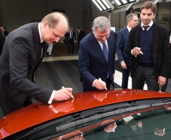 Анатолий Артамонов оставил на миллионном Volkswagen автограф