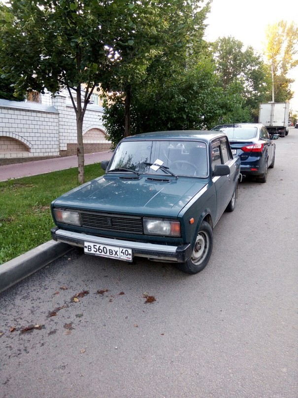В капоте автомобиля застрял котенок! Срочно нужна помощь! В капоте автомобиля застрял котенок! Срочно нужна помощь!