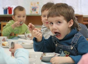 В детских учреждениях Калужской области кормят просрочкой